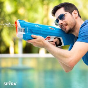 SpyraThree Blaster ad Acqua Elettrico Blu in utilizzo