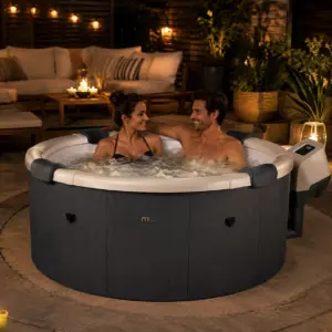 Spa idromassaggio MSpa grigia in uso serale