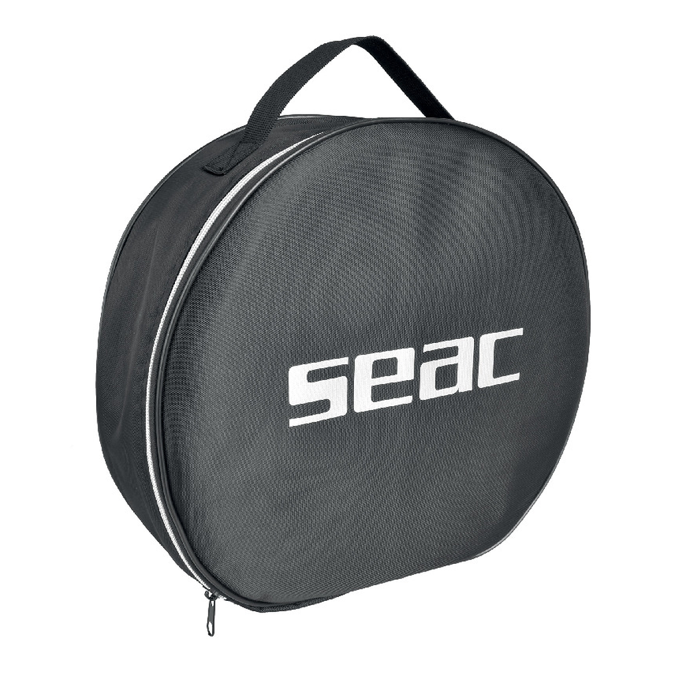 SEAC Mate Reg su sfondo bianco